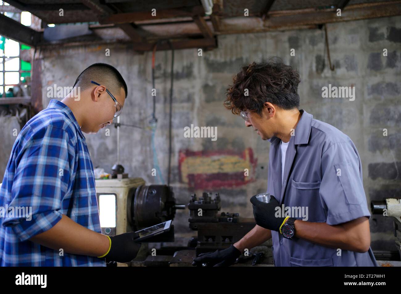 Der Student wird eine Metallfabrik besuchen. Bildungs- und Ingenieurkonzept. Stockfoto