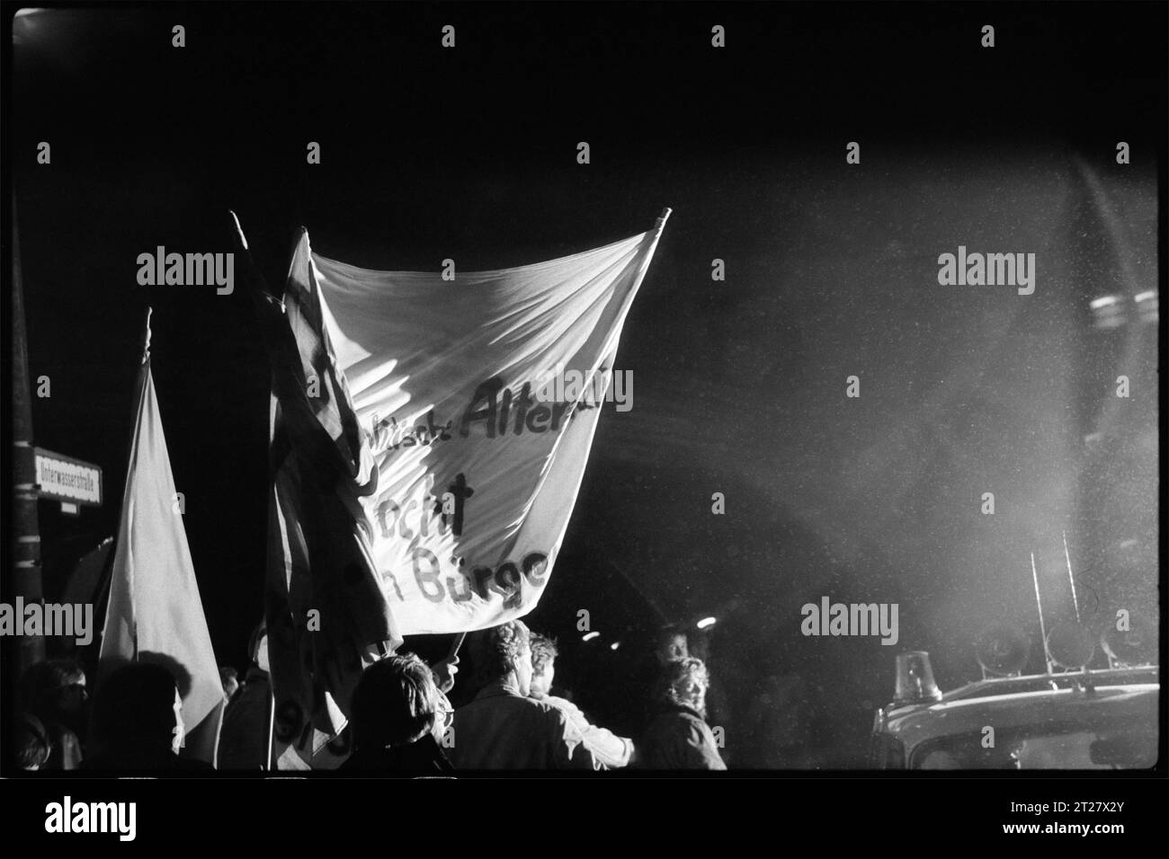 7. November 1989 in Ost-Berlin Demo 7. November 1989 in Ost-Berlin. Die letzte monatliche Demonstration gegen die Wahlfälschung am das Fotos der Serie 7. November 1989 wurde auf dem Berliner Alexanderplatz aufgenommen. Im November 1989 fand hier die letzte Demonstration gegen die Fälschung der Ergebnisse der DDR-Kommunalwahlen am 07. Mai 1989 statt. Dass Wahlergebnisse gefälscht wurden, war in der DDR nichts Neues. Bei der Wahl Anfang Mai 1989 waren bei den Auszählungen Kritiker des regimes als Wahlhelfer bei der Auszählung in mehreren Wahllokalen dabei. Leute, die sich mit anderen Späten Stockfoto