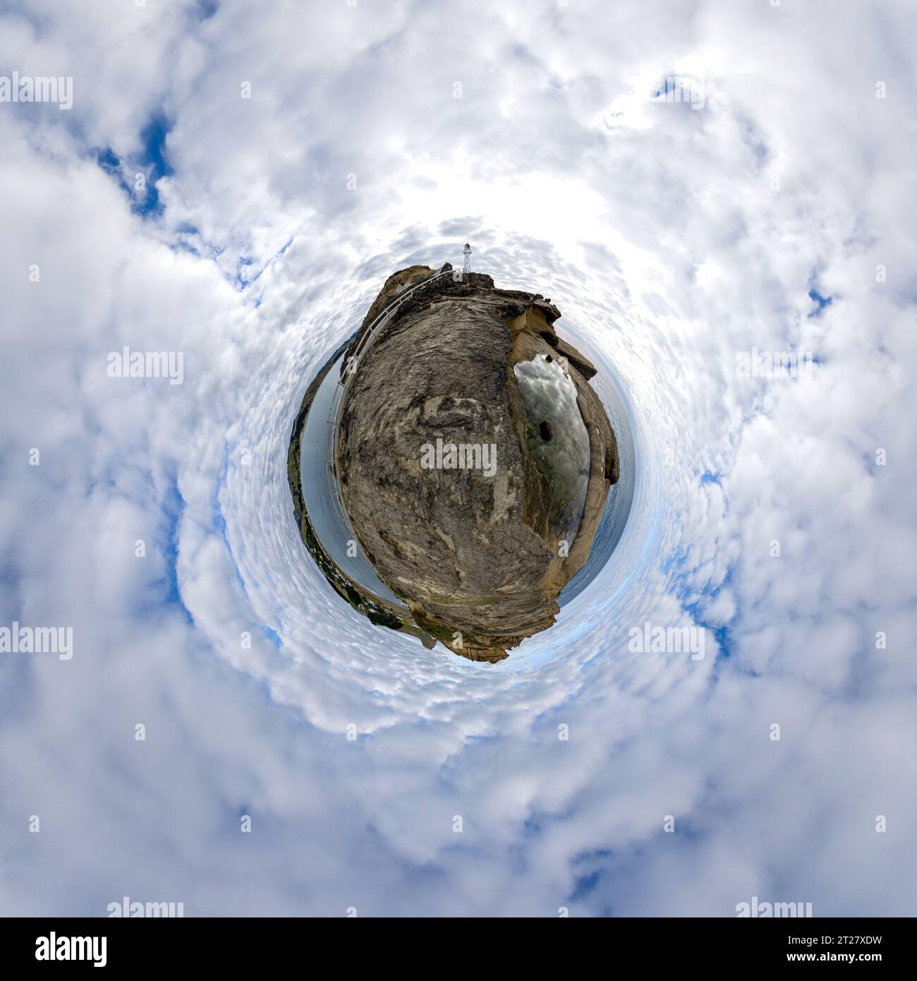 Kleiner Planet, 360-Grad-Kugel. Panorama Neuseeland. Leuchtturm Stockfoto