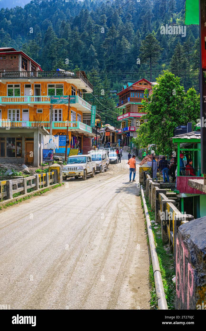 Hauptstraße durch die Stadt Jibhi auf dem Weg zum Jalori Pass Stockfoto