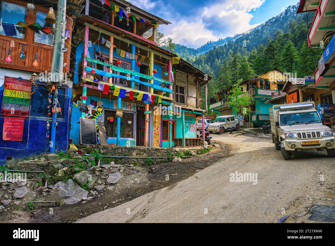 Farbenfrohe Cafés und Restaurants entlang der Hauptstraße durch die Stadt Jibhi in Himachal Pradesh Stockfoto
