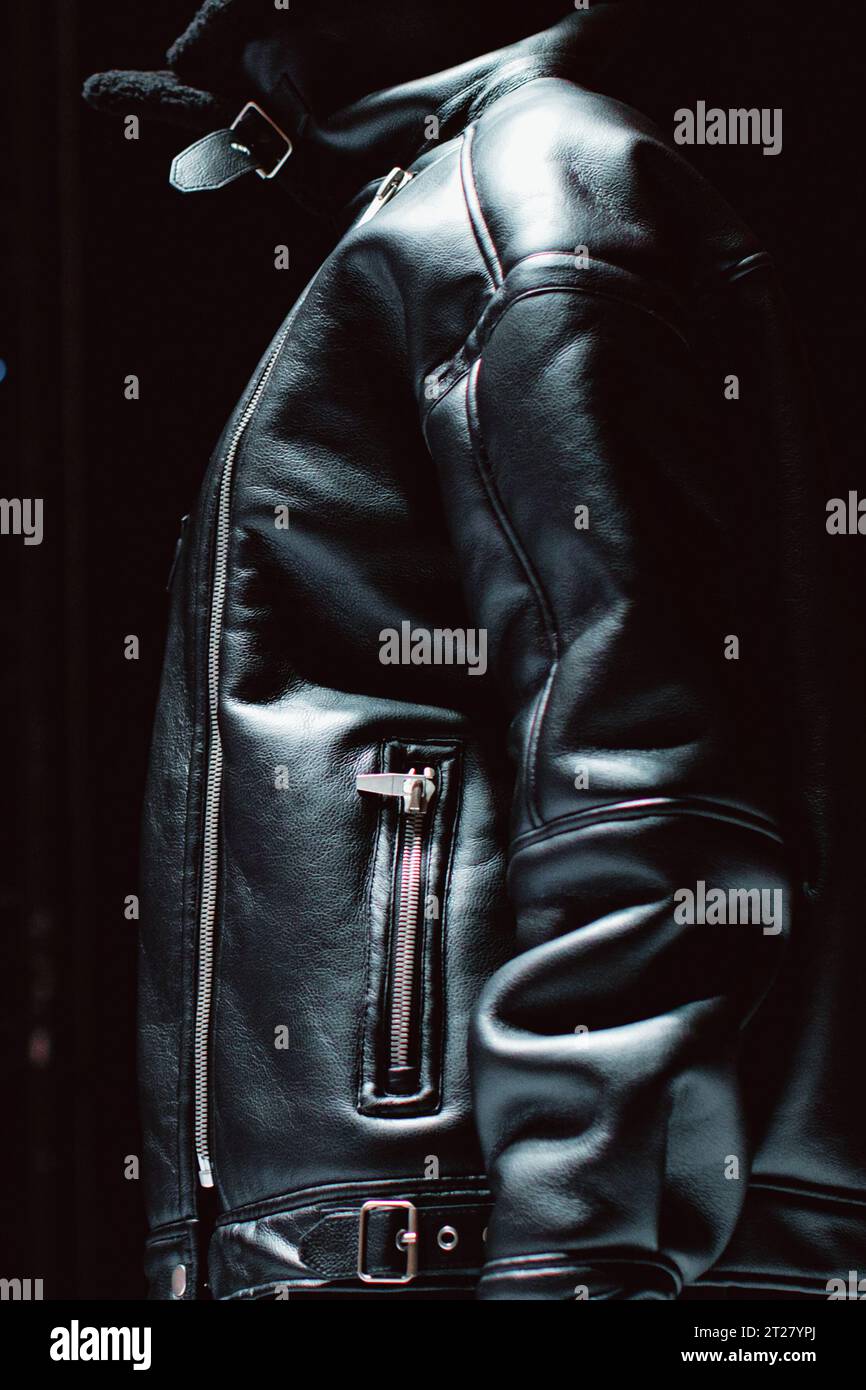 Modische Details einer eleganten schwarzen Lederjacke mit Taschen. Lässiges Outfit im Street-Stil Stockfoto