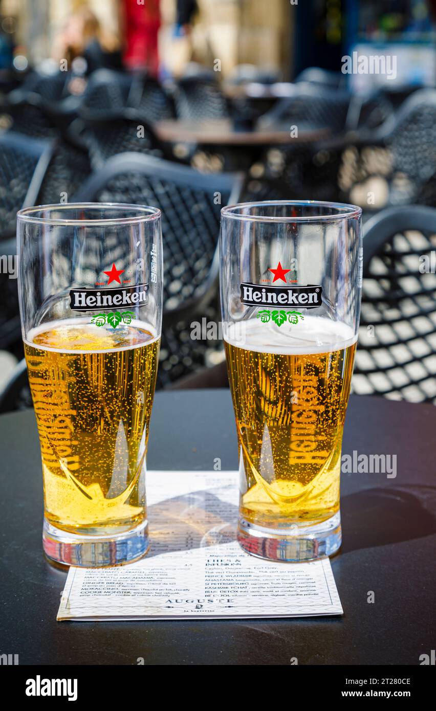 Zwei halbvolle Heineken-Biergläser auf einem Tisch in einer Café-Bar in Bordeaux, einer Hafenstadt an der Garonne im Südwesten Frankreichs Stockfoto