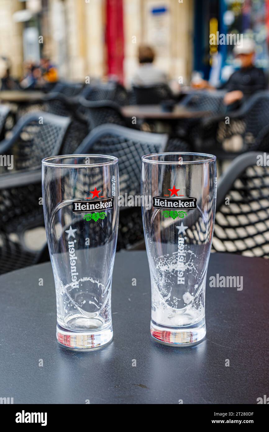 Zwei leere Biergläser mit Heineken-Emblem auf einem Tisch in einer Café-Bar in Bordeaux, einer Hafenstadt an der Garonne im Südwesten Frankreichs Stockfoto