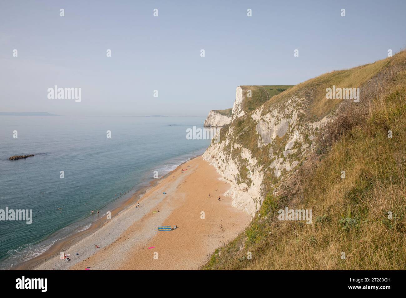 Jurassic Coast am Durdle Door Beach Lulworth, Weltkulturerbe, südwestlicher Küstenpfad folgt der felsigen Kalksteinzunge, Dorset, England, 2023 Stockfoto