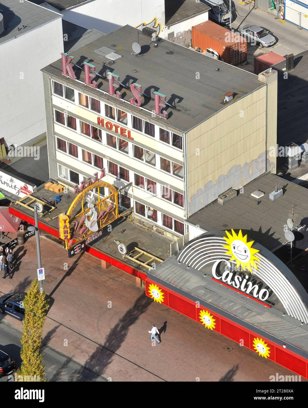 HAMBURG, 29.09.2011 : Luftaufnahmen von den Tanzenden Türmen Cafe Keese und Spielmit Spielothek Mercur Reeperbahn Kiez ----- *** HAMBURG, 29 09 2011 Luftaufnahme der Tanztürme Cafe Keese und Spielmit Spielothek Mercur Reeperbahn Kiez Credit: Imago/Alamy Live News Stockfoto