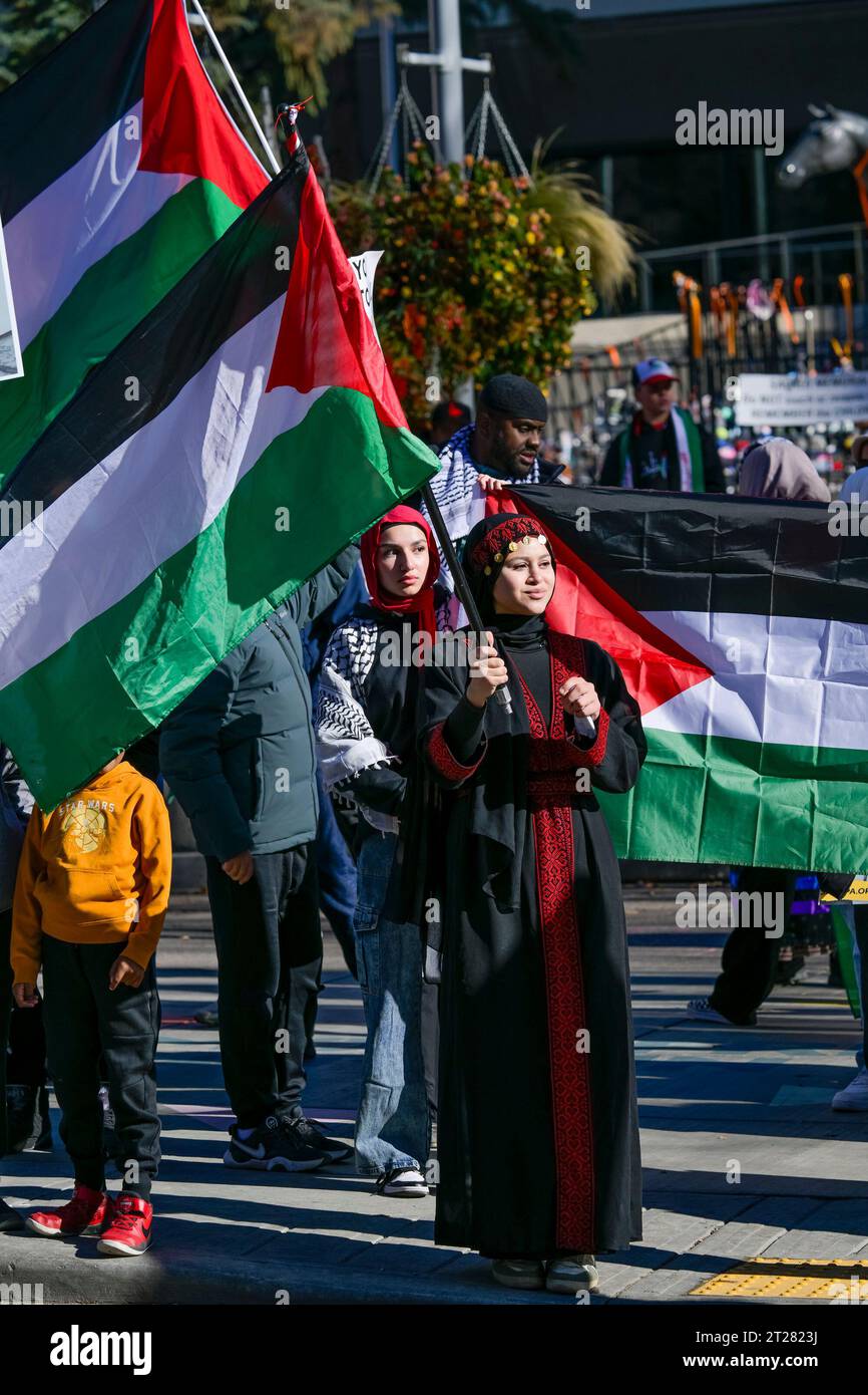 Palästinensische Demonstranten verurteilen Gewalt und Ungerechtigkeiten gegen palästinensische Menschen in Gaza, Downtown .Calgary, Alberta, Kanada Stockfoto