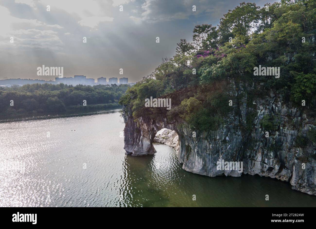 GUILIN, CHINA - 26. SEPTEMBER 2023 - der Elefantenstamm Hügel, ein Symbol für Guiliins Landschaft, ist auf einen Blick in Guilin City, Südchinas Guangx zu sehen Stockfoto
