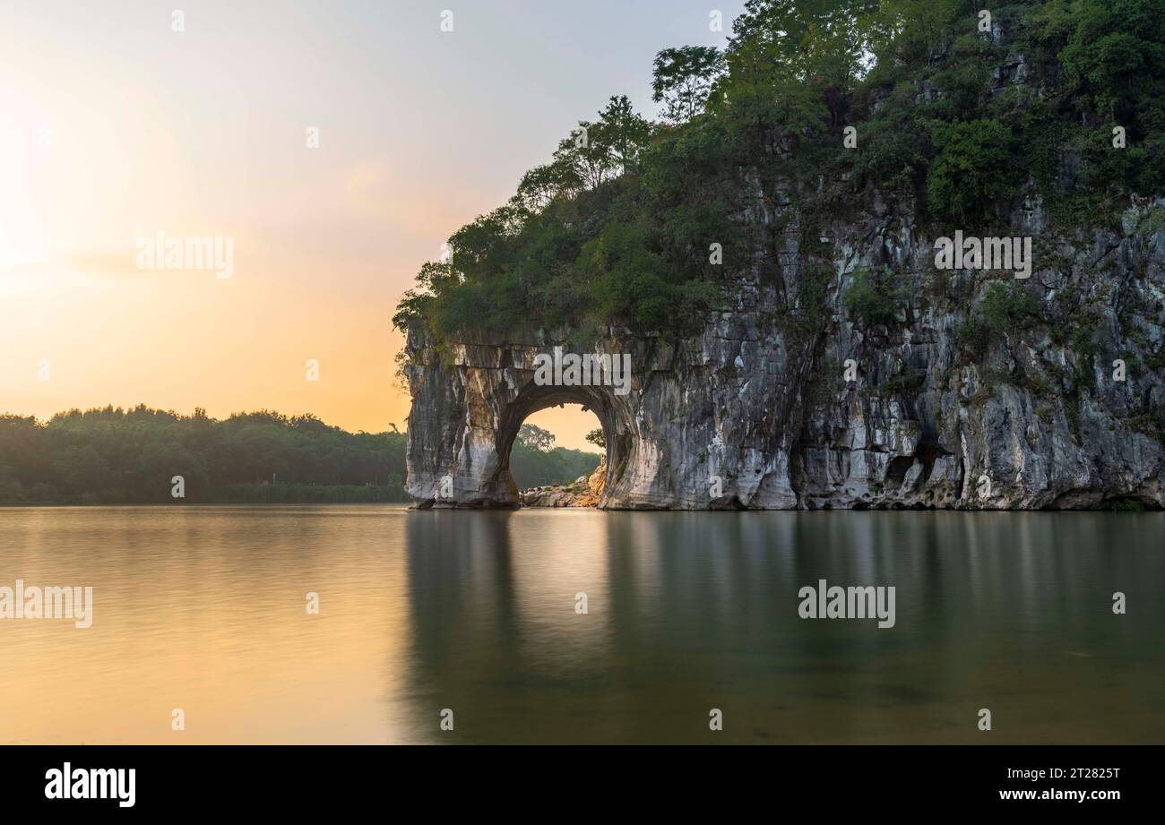 GUILIN, CHINA - 26. SEPTEMBER 2023 - der Elefantenstamm Hügel, ein Symbol für Guiliins Landschaft, ist auf einen Blick in Guilin City, Südchinas Guangx zu sehen Stockfoto