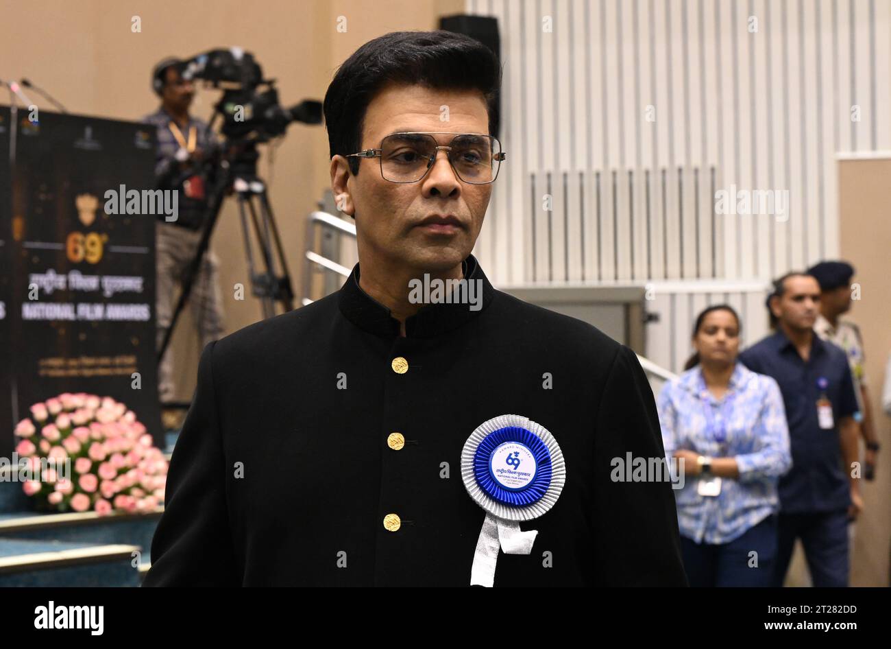 Neu-Delhi, Indien. Oktober 2023. NEW DELHI, INDIEN - 17. OKTOBER: Indischer Filmemacher und Fernsehproduzent, der vor allem im Hindi-Kino Karan Johar während der 67. Nationalen Filmpreise 2021 in Vigyan Bhawan am 17. Oktober 2023 in New Delhi, Indien, arbeitet. (Foto: Sonu Mehta/Hindustan Times/SIPA USA) Credit: SIPA USA/Alamy Live News Stockfoto