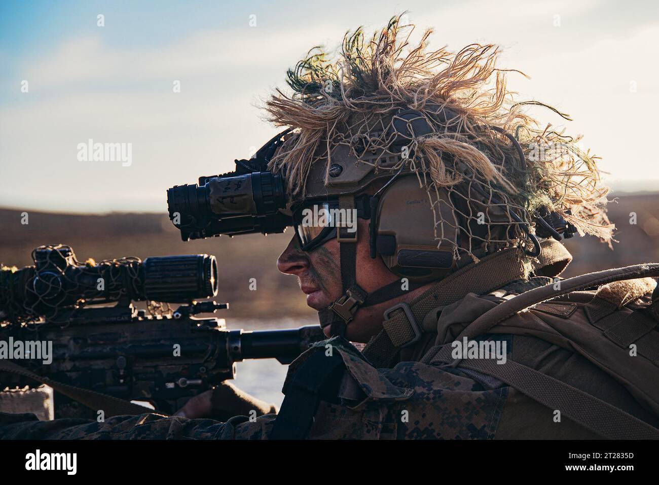 Spanien. Oktober 2023. Eine US-Marine, die der 26. Marine Expeditionary Unit (Special Operations Capable) zugewiesen ist, stellt während eines integrierten, multilateralen amphibischen Angriffs im Rahmen einer spanischen bilateralen Übung, Rota, Spanien, 2. Oktober 2023, Sicherheit auf dem Flugplatz. Das Amphibienschiff der San Antonio-Klasse USS Mesa Verde (LPD 19), das der Bataan Amphibious Ready Group zugeordnet ist und an Bord der 26. Marine Expeditionary Unit (Special Operations Command) unter dem Kommando und der Kontrolle der Task Force 61 eingestiegen ist, befindet sich im Einsatzgebiet der U.S. Naval Forces Europe. beschäftigt bei US-amerikanischen Unternehmen Stockfoto Spanien. Oktober 2023. Eine US-Marine, die der 26. Marine Expeditionary Unit (Special Operations Capable) zugewiesen ist, stellt während eines integrierten, multilateralen amphibischen Angriffs im Rahmen einer spanischen bilateralen Übung, Rota, Spanien, 2. Oktober 2023, Sicherheit auf dem Flugplatz. Das Amphibienschiff der San Antonio-Klasse USS Mesa Verde (LPD 19), das der Bataan Amphibious Ready Group zugeordnet ist und an Bord der 26. Marine Expeditionary Unit (Special Operations Command) unter dem Kommando und der Kontrolle der Task Force 61 eingestiegen ist, befindet sich im Einsatzgebiet der U.S. Naval Forces Europe. beschäftigt bei US-amerikanischen Unternehmen Stockfoto