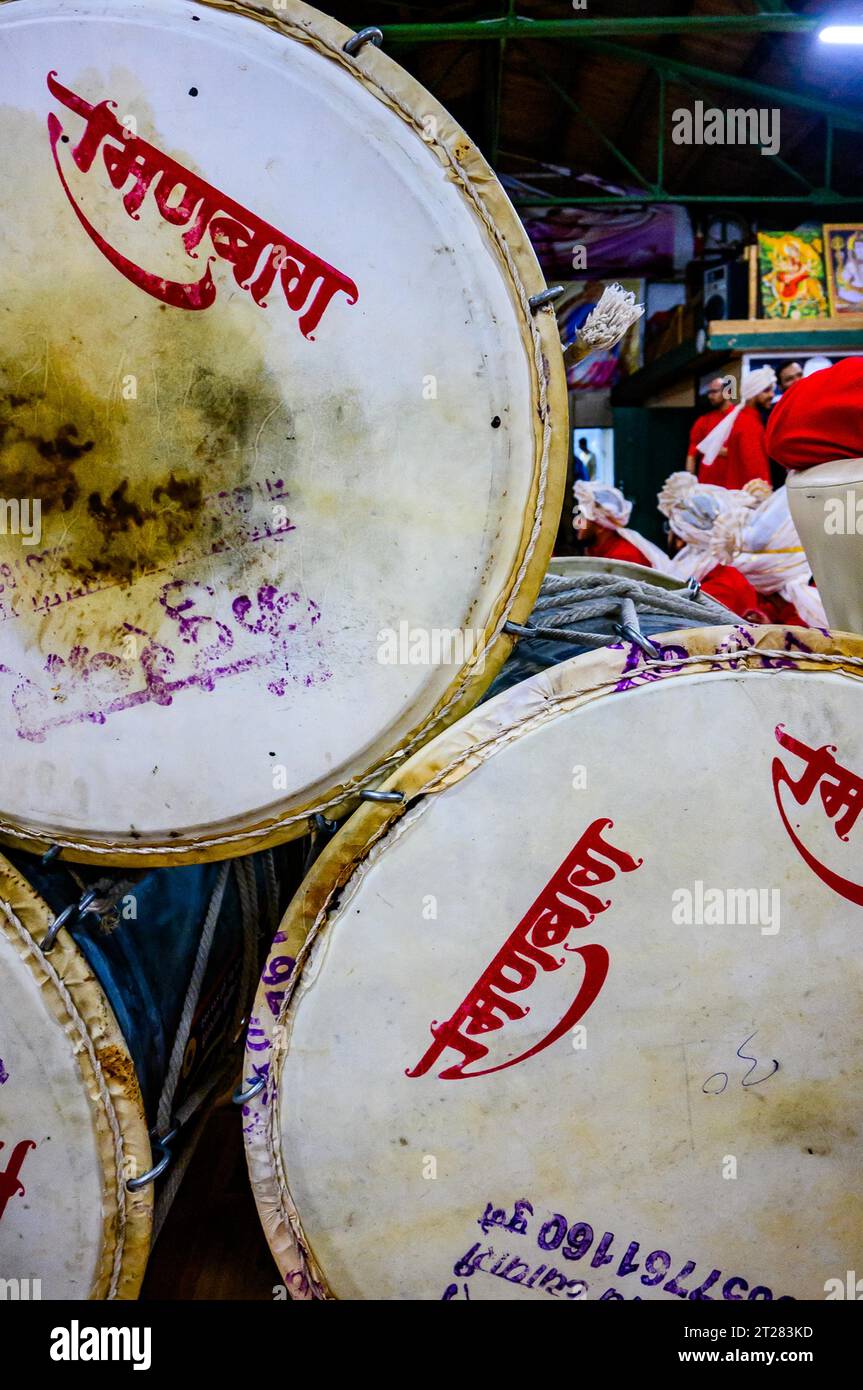 Ein lebendiger und fröhlicher Anblick einer traditionellen Dhol Tasha-Vorstellung in Berlin während der Miravnuk Ganesh Visarjan-Feier 2023 Stockfoto