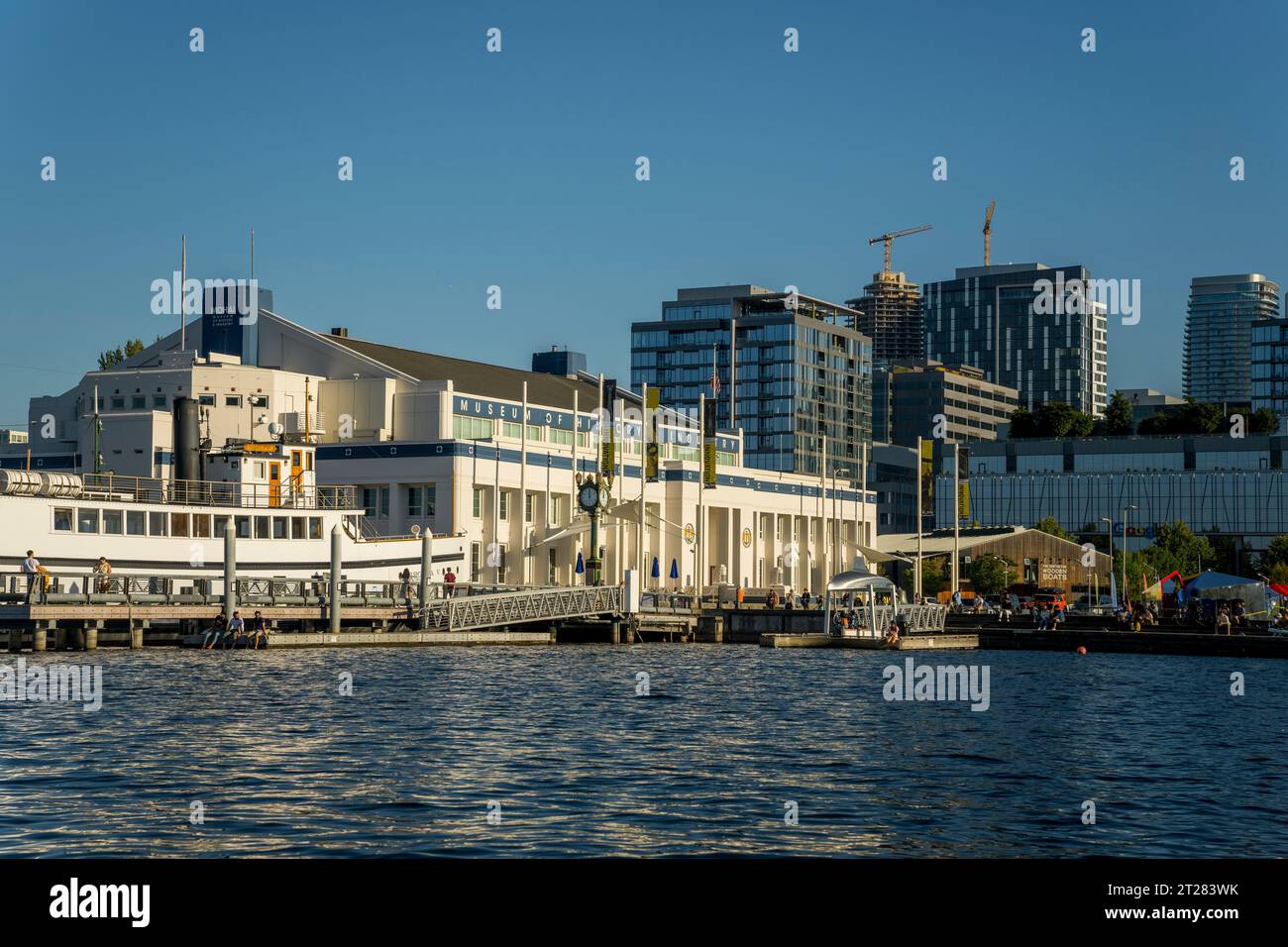 Blick vom Lake Union auf das Museum of History & Industry (MOHAI) und die Skyline von Seattle in Seattle, Washington State, USA. Stockfoto