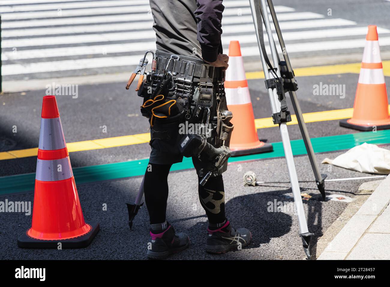 Bild eines Vermessungstechnikers bei der Arbeit auf einer Straßenbaustelle Stockfoto
