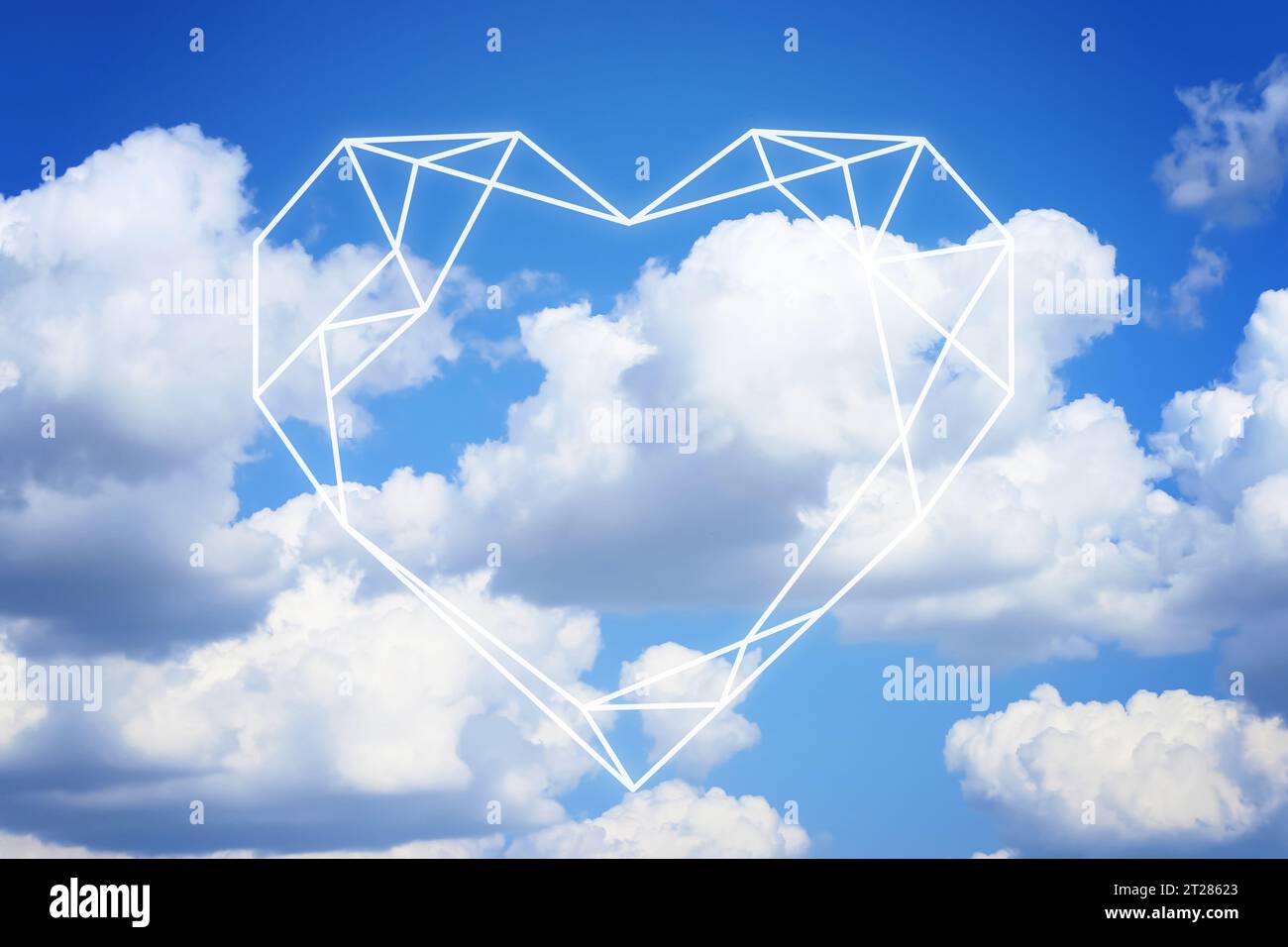 Stilvoller geometrischer Rahmen in Herzform und wunderschöner Himmel mit Wolken Stockfoto