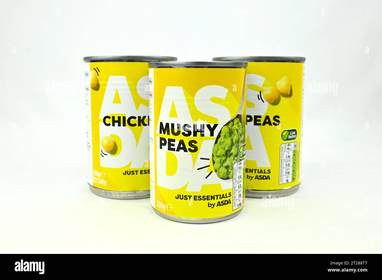 Drei Dosendosen mit asda Just Essential Products – Wales, Großbritannien – 10. Oktober 2023 Stockfoto