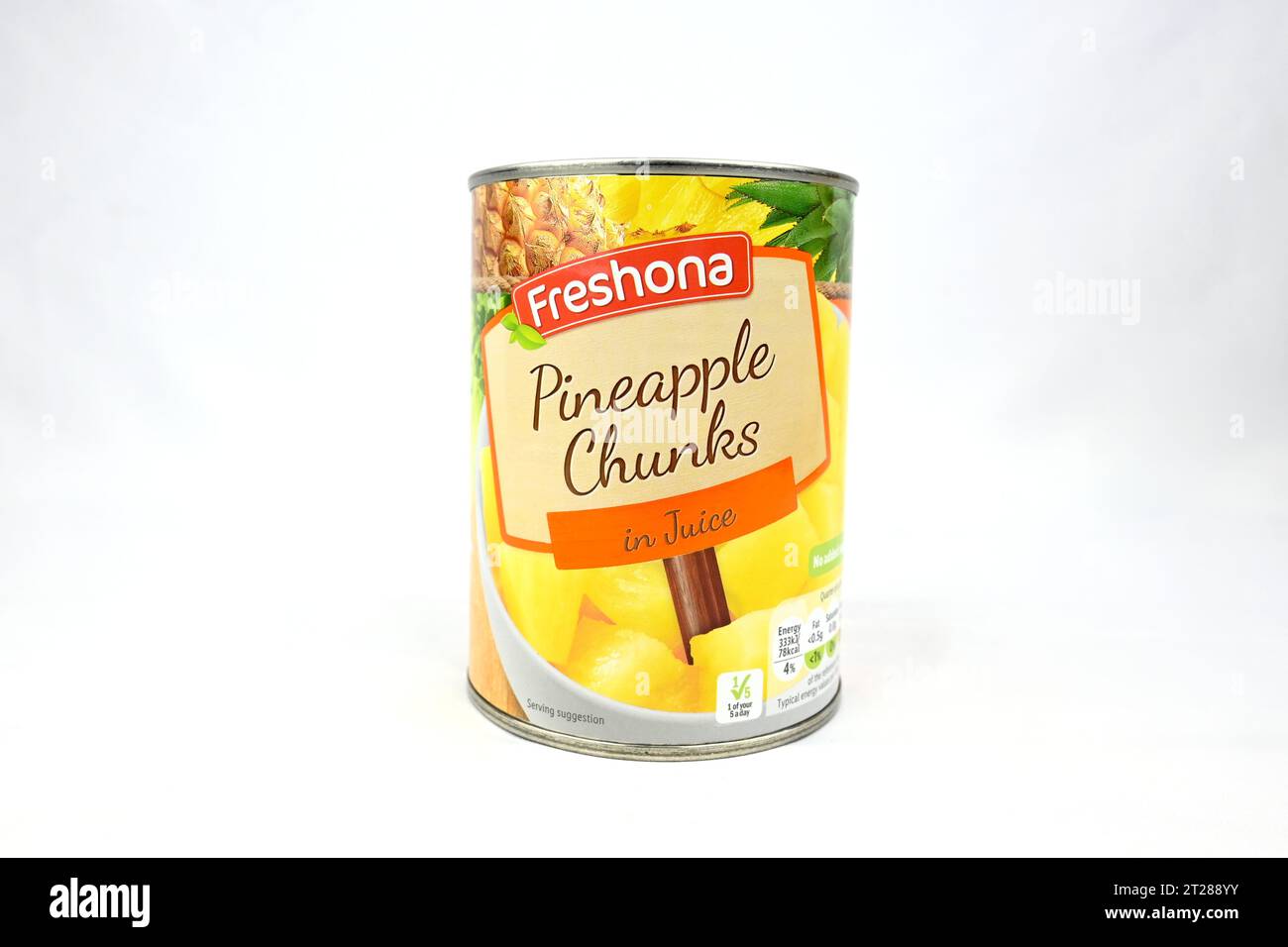 Freshona Pineapple Chunks in Juice – Wales, Vereinigtes Königreich – 10. Oktober 2023 Stockfoto