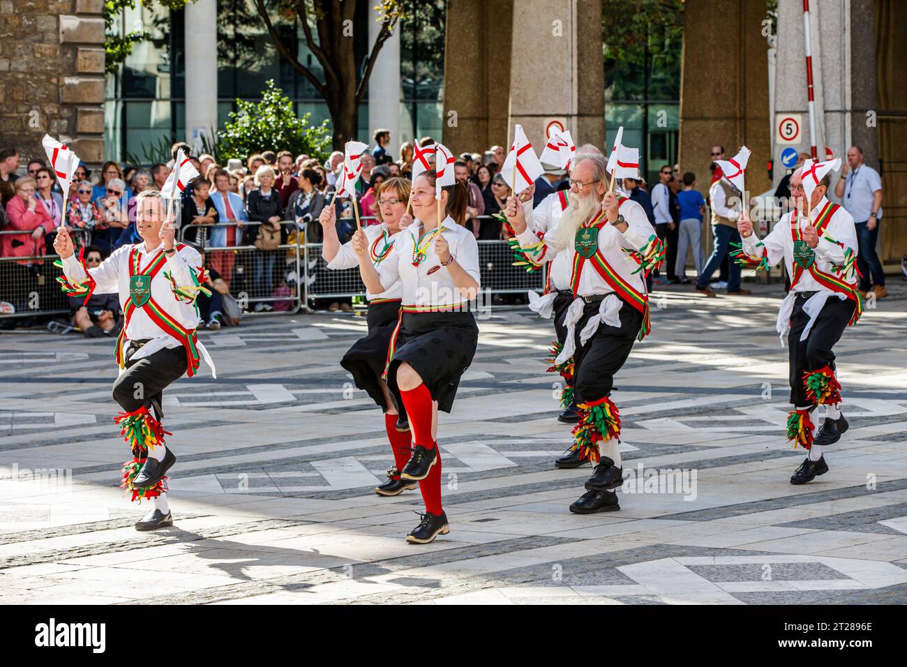 Morris tanzt beim Pearly Kings and Queens Harvest Festival im Guildhall Yard, London, England. Pearly Kings and Queens Harvest Festival Stockfoto