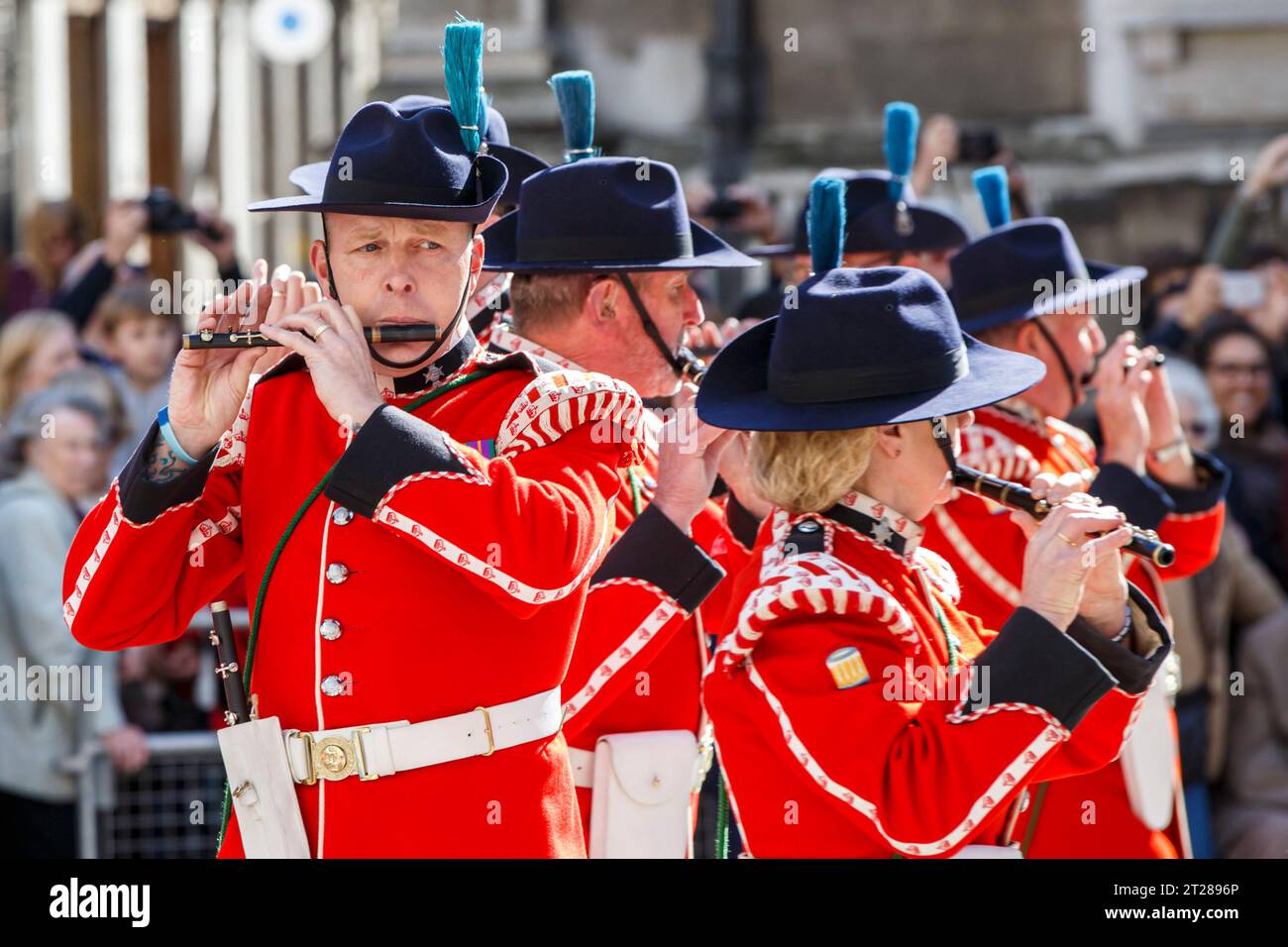 Das 1. Cinque Ports Rifle Volunteer Drum Corps beim Pearly Kings and Queens Harvest Festival im Guildhall Yard, London, England. Stockfoto