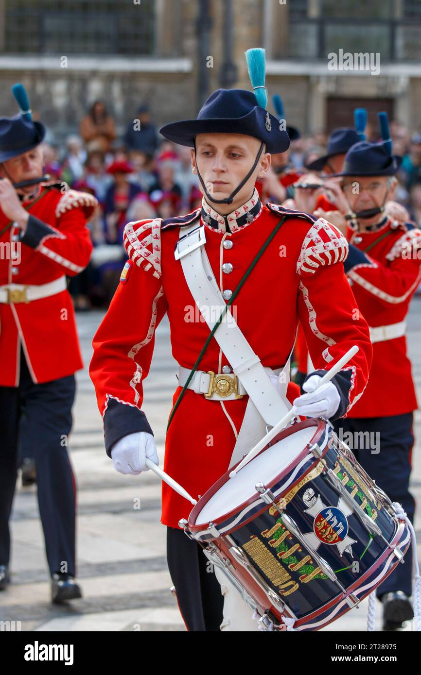 Das 1. Cinque Ports Rifle Volunteer Drum Corps beim Pearly Kings and Queens Harvest Festival im Guildhall Yard, London, England. Stockfoto