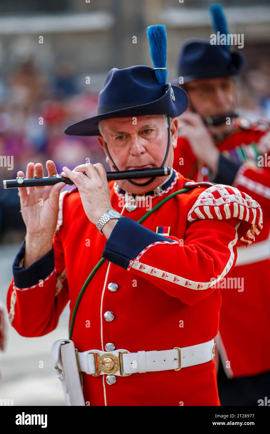 Das 1. Cinque Ports Rifle Volunteer Drum Corps beim Pearly Kings and Queens Harvest Festival im Guildhall Yard, London, England. Stockfoto