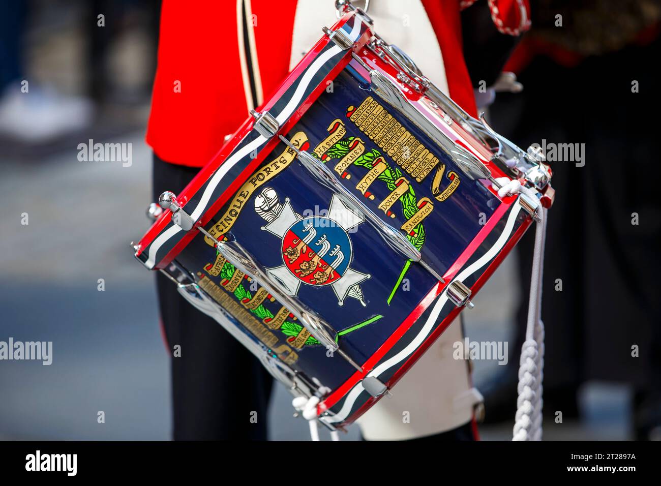 Das 1. Cinque Ports Rifle Volunteer Drum Corps beim Pearly Kings and Queens Harvest Festival im Guildhall Yard, London, England. Stockfoto