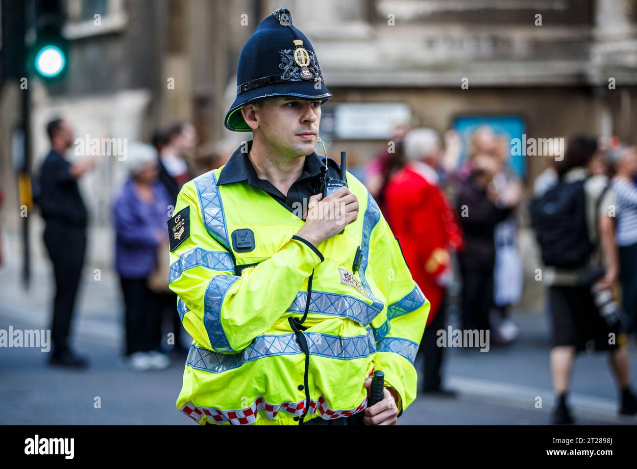 Ein diensthabender Polizeibeamter der Stadt London, der sein Funkgerät hält Stockfoto