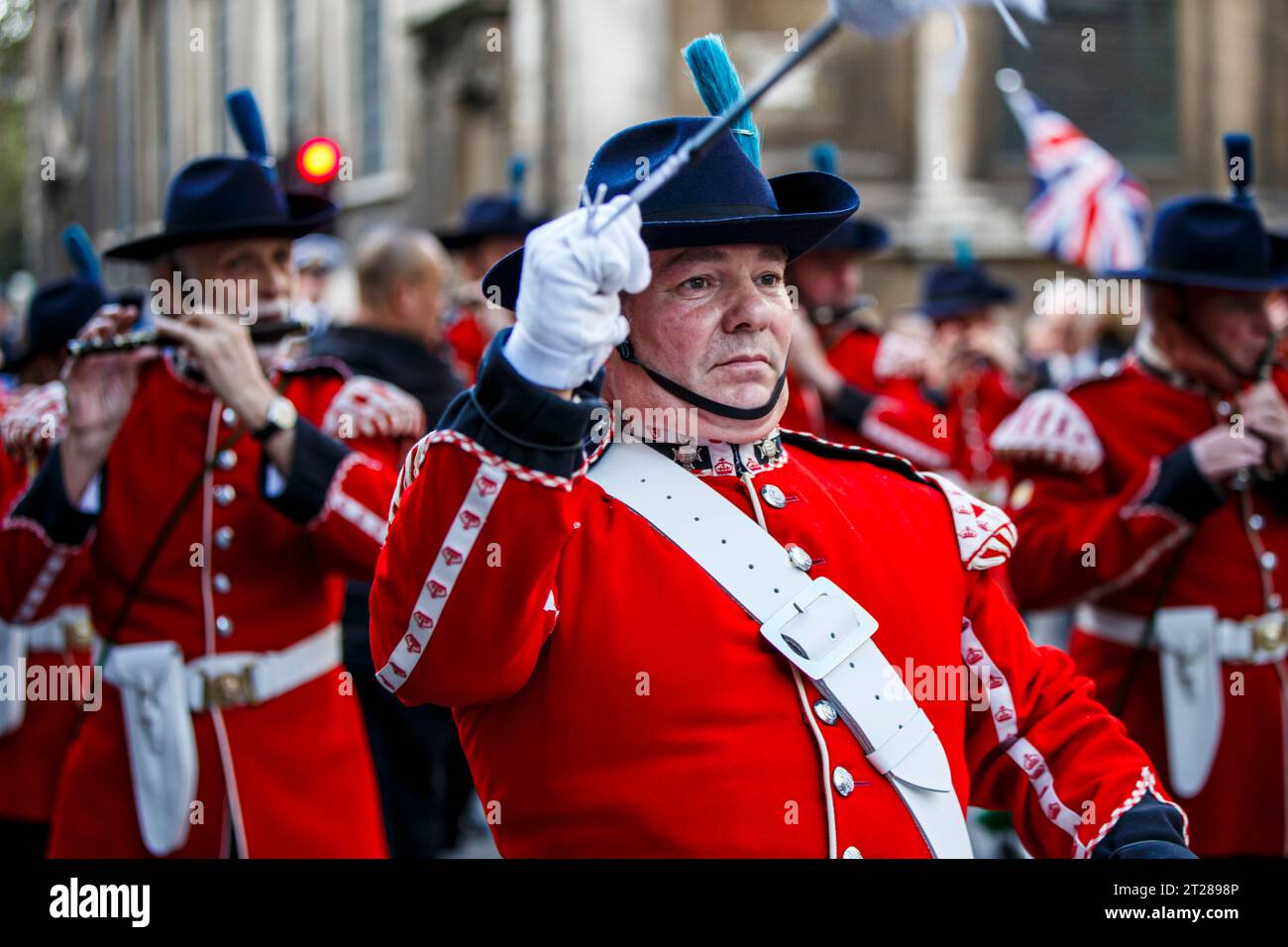 Das 1. Cinque Ports Rifle Volunteer Drum Corps beim Pearly Kings and Queens Harvest Festival im Guildhall Yard, London, England. Stockfoto