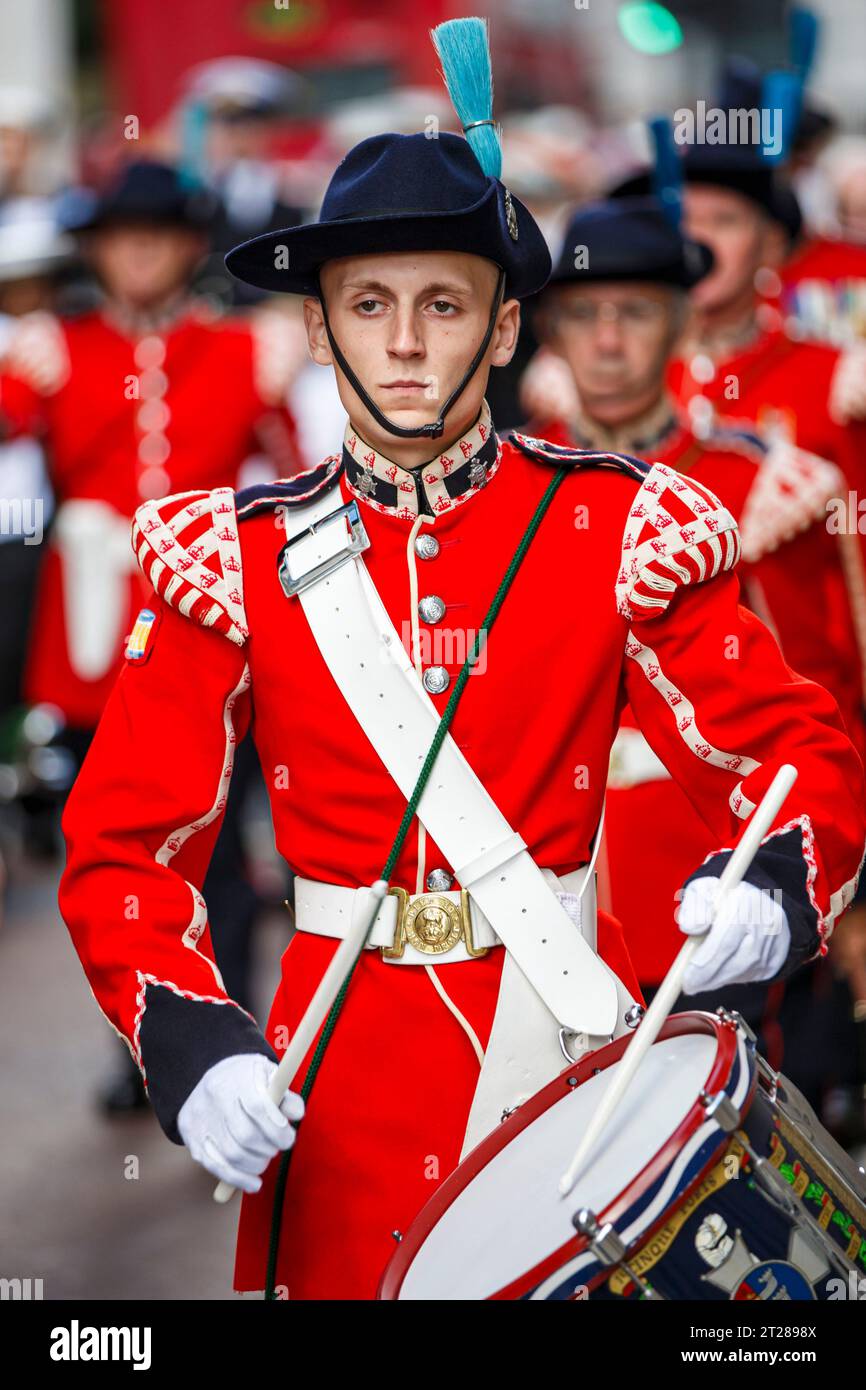 Das 1. Cinque Ports Rifle Volunteer Drum Corps beim Pearly Kings and Queens Harvest Festival im Guildhall Yard, London, England. Stockfoto