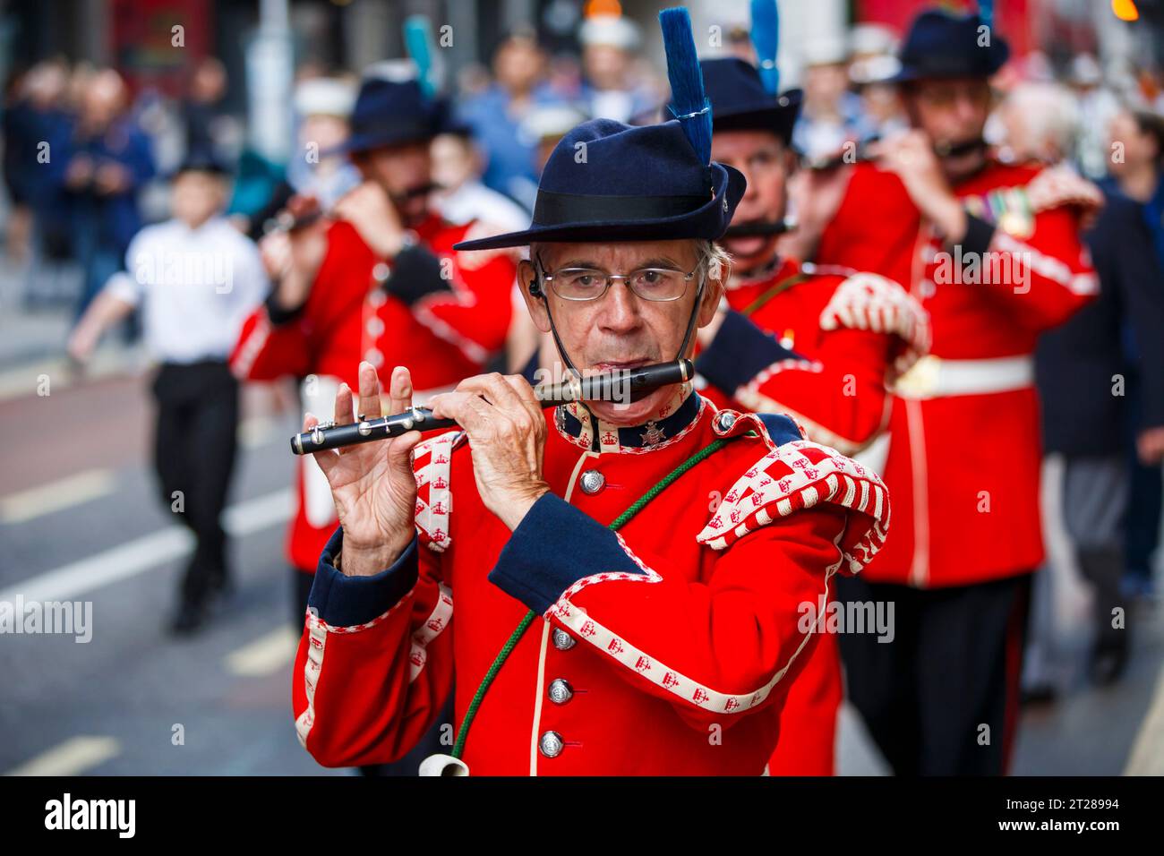 Das 1. Cinque Ports Rifle Volunteer Drum Corps beim Pearly Kings and Queens Harvest Festival im Guildhall Yard, London, England. Stockfoto