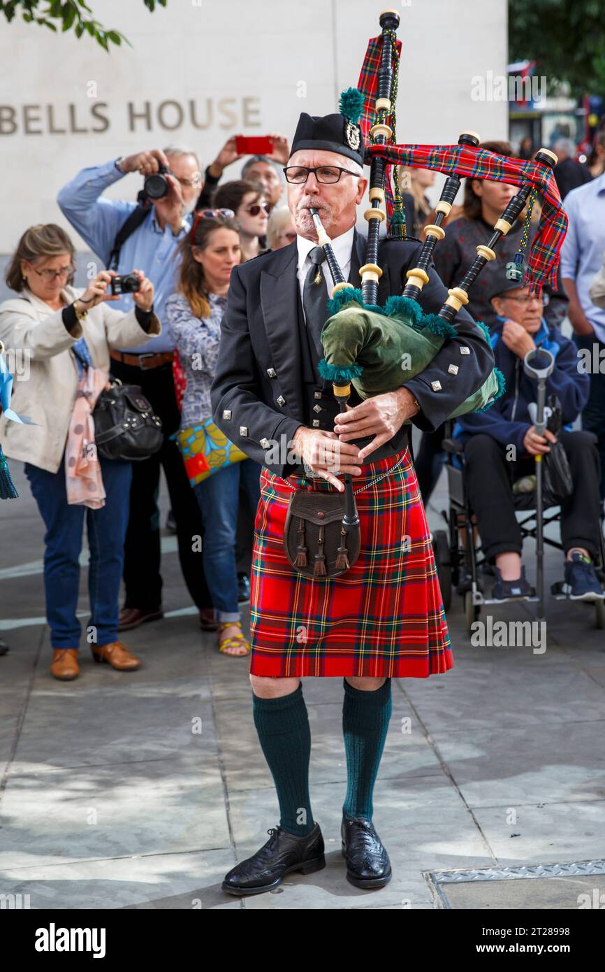 Ein schottischer Dudelsackspieler spielt beim Pearly Kings and Queens Harvest Festival im Guildhall Yard, London, England. Stockfoto