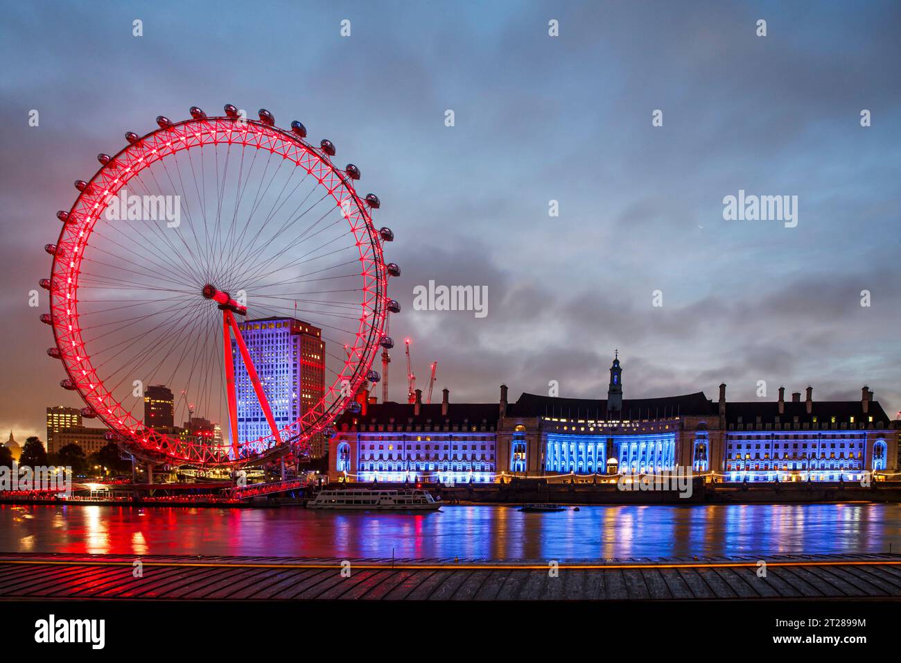 London Eye und County Hall, South Bank, London Stockfoto