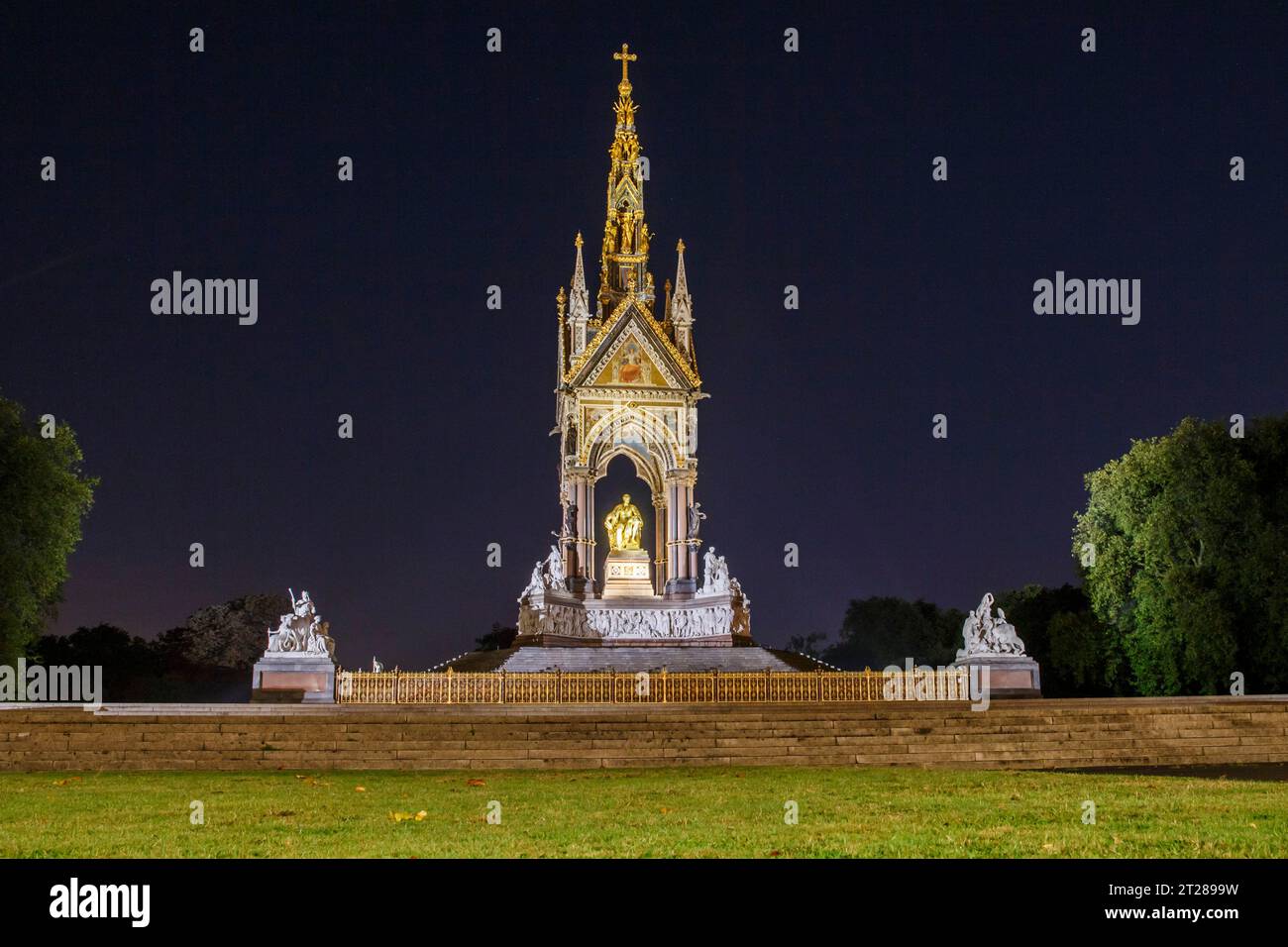 Nächtlicher Blick auf Albert Memorial, Kensington Gardens, London, Großbritannien Stockfoto