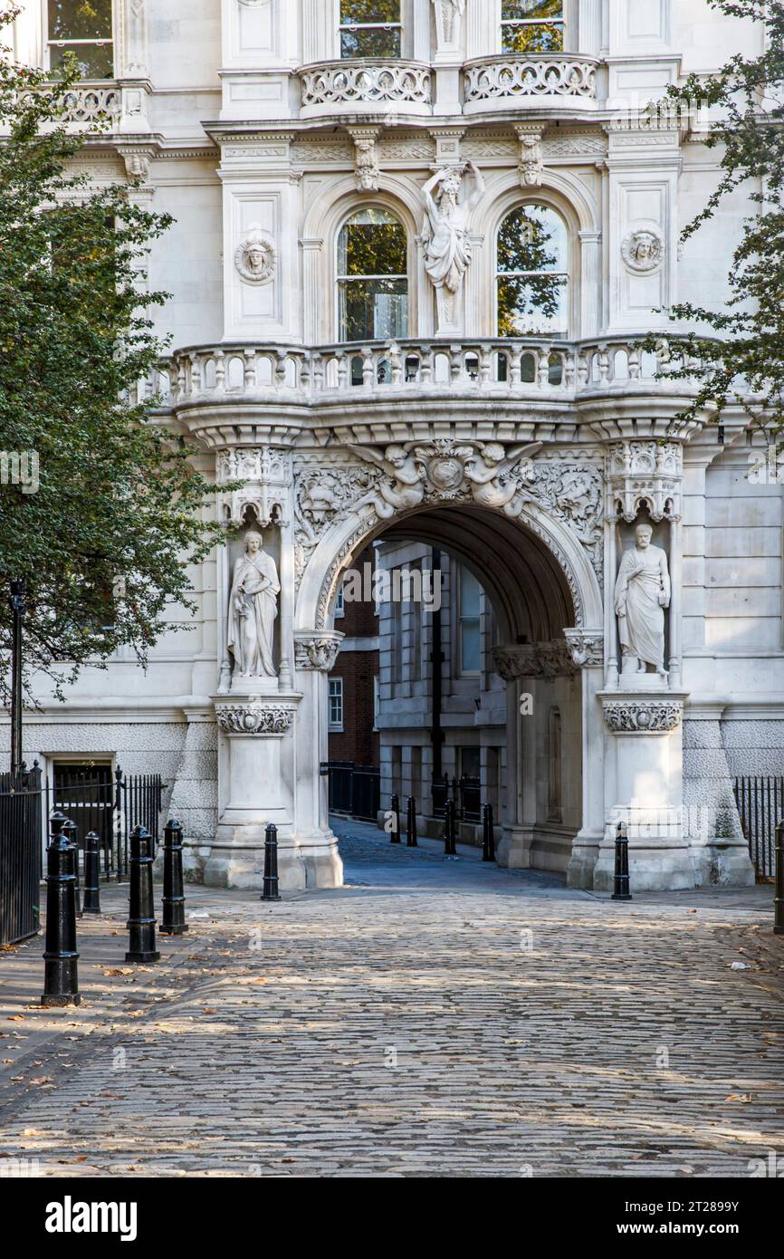 Der Eingang zur Temple Lane und den Inns of Court und Middle Temple Hall, Middle Temple Lane, London, Großbritannien Stockfoto