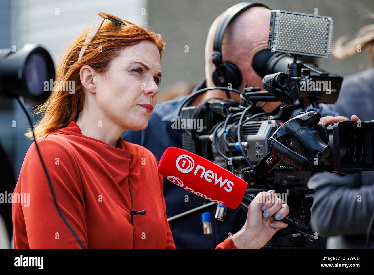 Jessica Mutch McKay von TVNZ News mit einem Kameramann, der ein Interview führte Stockfoto