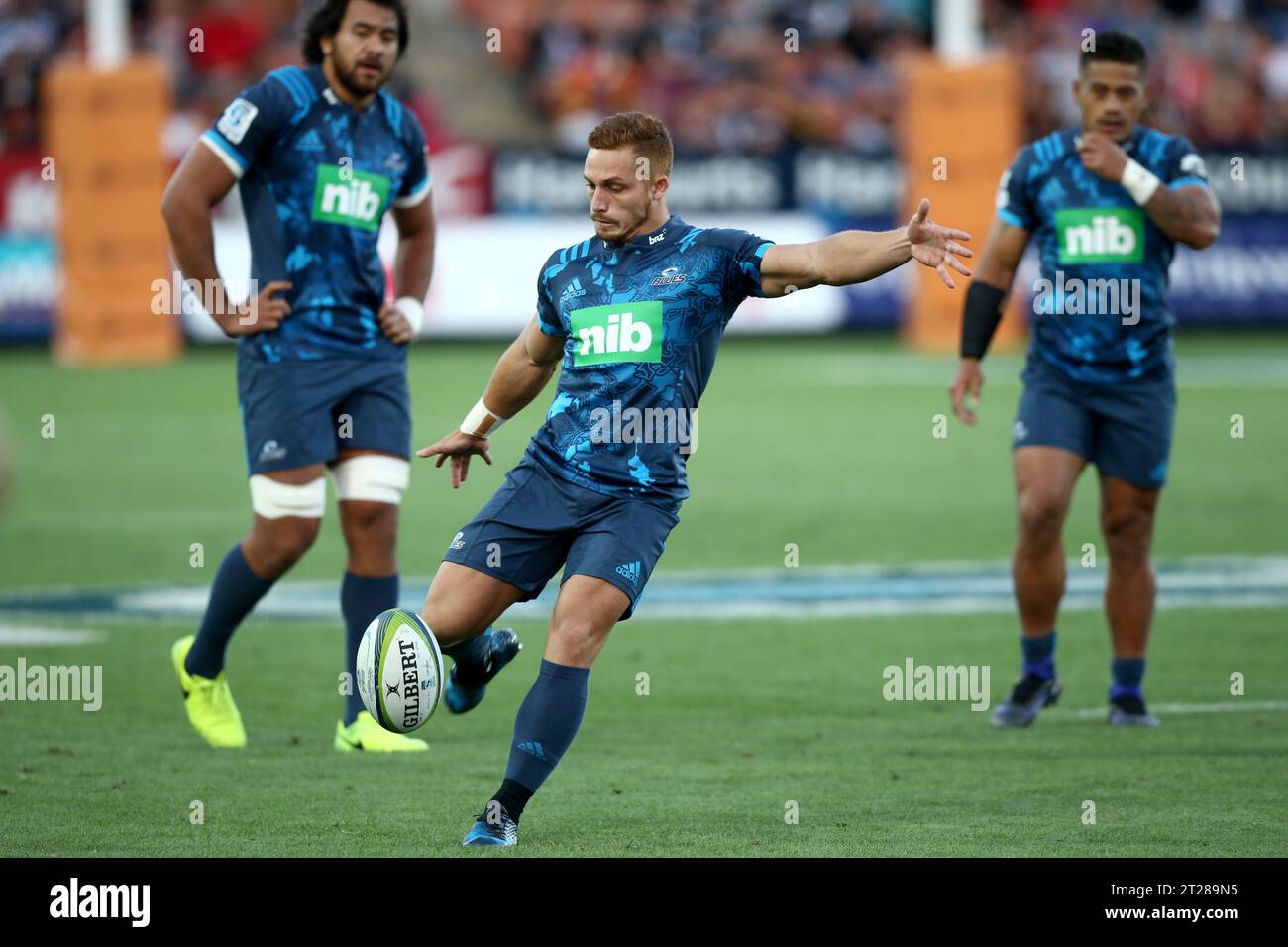 Ihaia West tritt den Ball, während er für die Blues in einem Super Rugby-Spiel in Neuseeland spielt Stockfoto