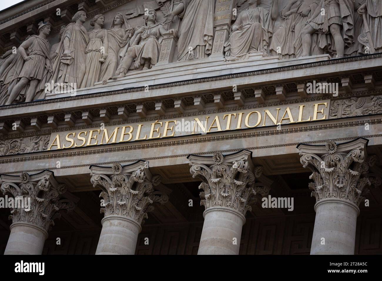 Paris, Frankreich. Oktober 2023. Blick auf die Fassade der Nationalversammlung in Paris. Eine wöchentliche Sitzung mit Fragen an die französische Regierung in der Nationalversammlung im Palais Bourbon in Paris. (Foto: Telmo Pinto/SOPA Images/SIPA USA) Credit: SIPA USA/Alamy Live News Stockfoto