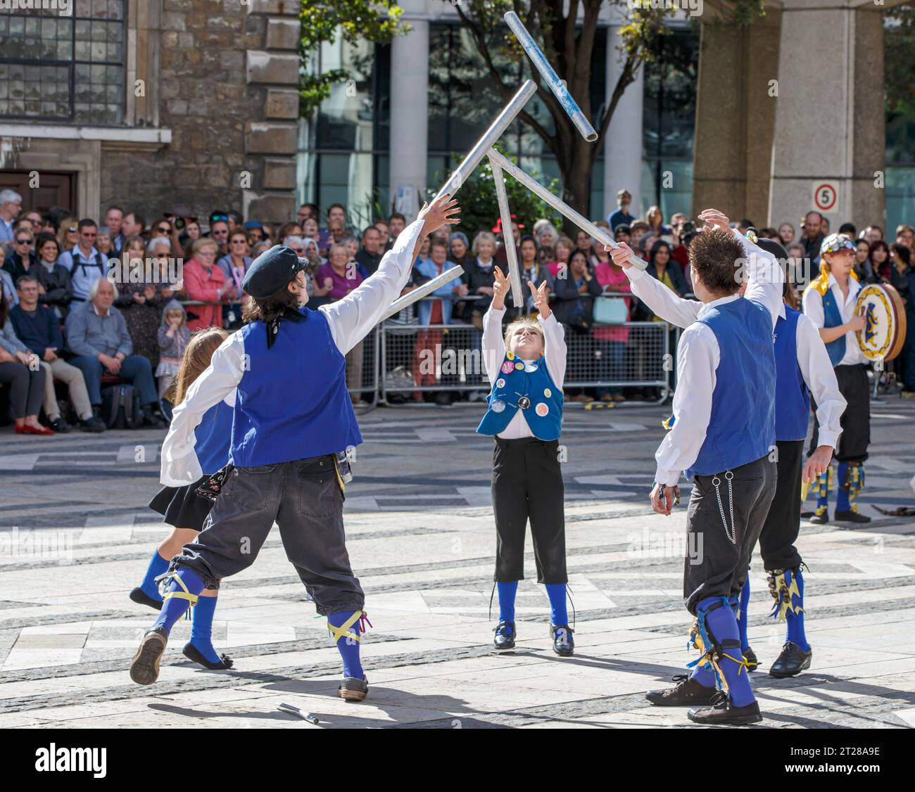 Morris tanzt beim Pearly Kings and Queens Harvest Festival im Guildhall Yard, London, England. Stockfoto