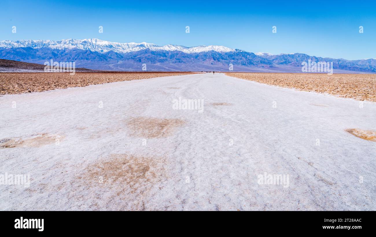 Wandern Sie durch das Badwater Basin im Death Valley National Park in Kalifornien Stockfoto