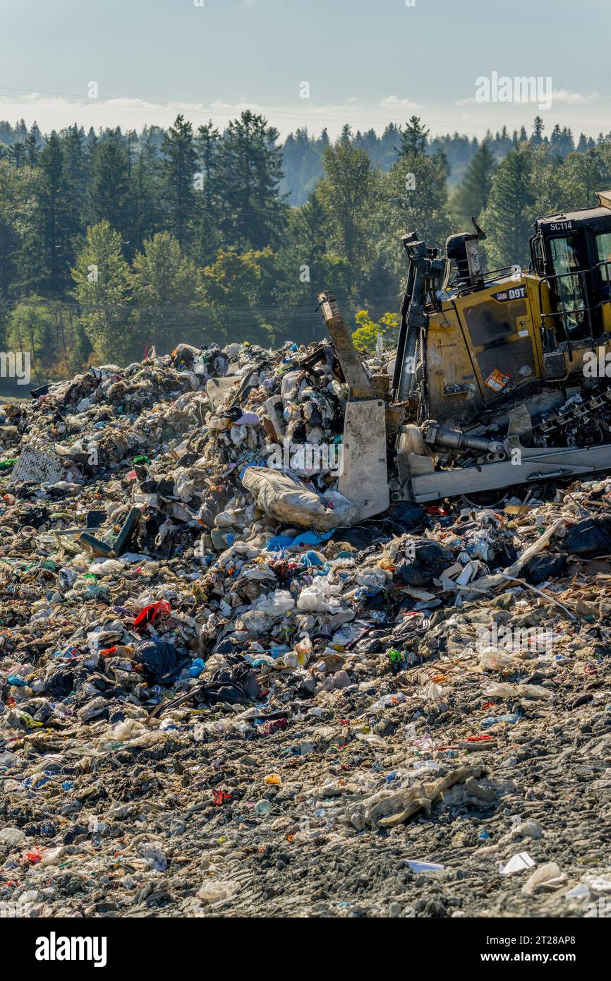 Schwere Maschinen verteilen den Müll auf den King County Cedar Hills Regional Depfill Facilities, die von der King County Solid Waste Division betrieben werden Stockfoto