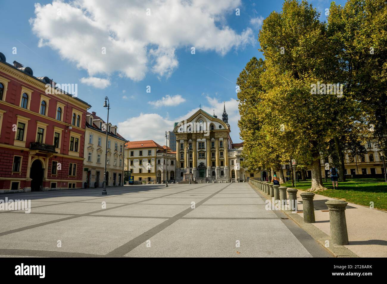 Der Kongresni trg Platz (Kongressplatz) (UNESCO-Weltkulturerbe) in der Altstadt von Ljubljana, Slowenien mit der Ursulinenkirche der Heiligen Dreifaltigkeit in der Stockfoto