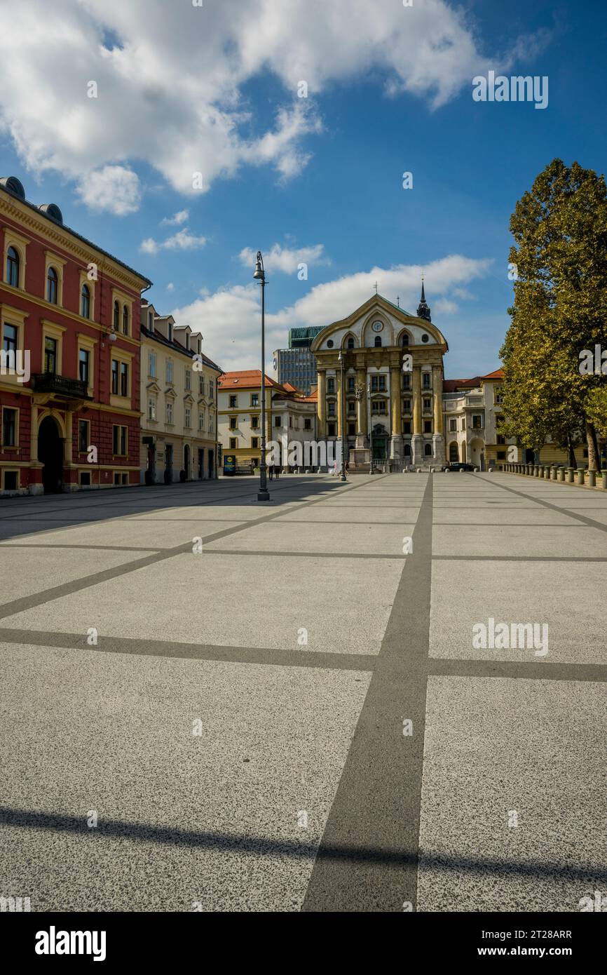 Der Kongresni trg Platz (Kongressplatz) (UNESCO-Weltkulturerbe) in der Altstadt von Ljubljana, Slowenien mit der Ursulinenkirche der Heiligen Dreifaltigkeit in der Stockfoto