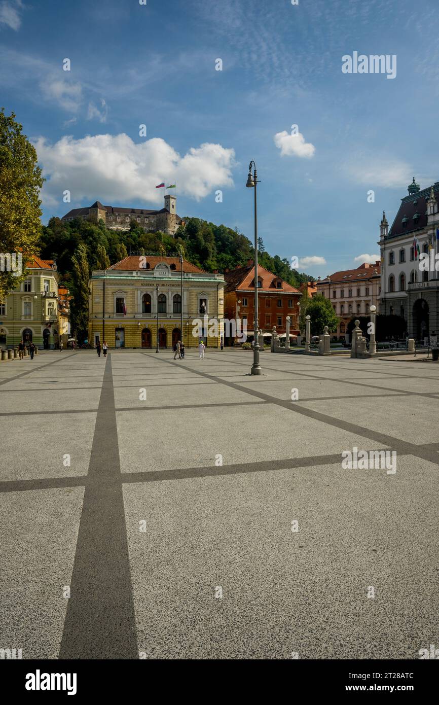 Die slowenische Philharmonie auf dem Kongresni trg Platz (Kongressplatz) (UNESCO-Weltkulturerbe) in der Altstadt von Ljubljana, Slowenien, mit Schloss Ljubljana Stockfoto