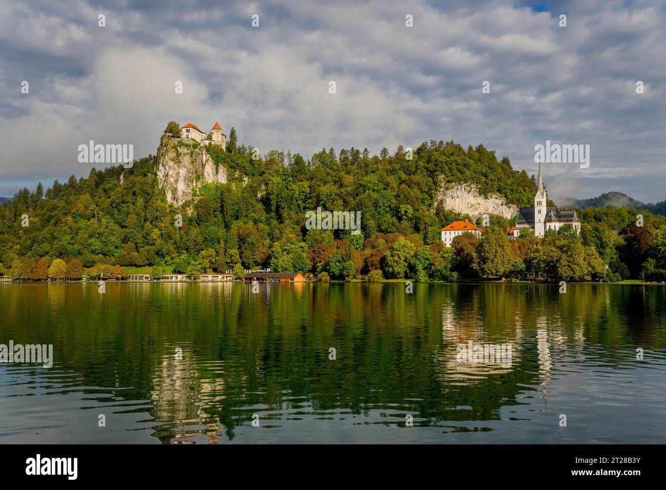 Blick auf den Bleder See mit der Kirche St. Martin und das Schloss Bled, in Bled, Slowenische Alpen, Slowenien. Stockfoto