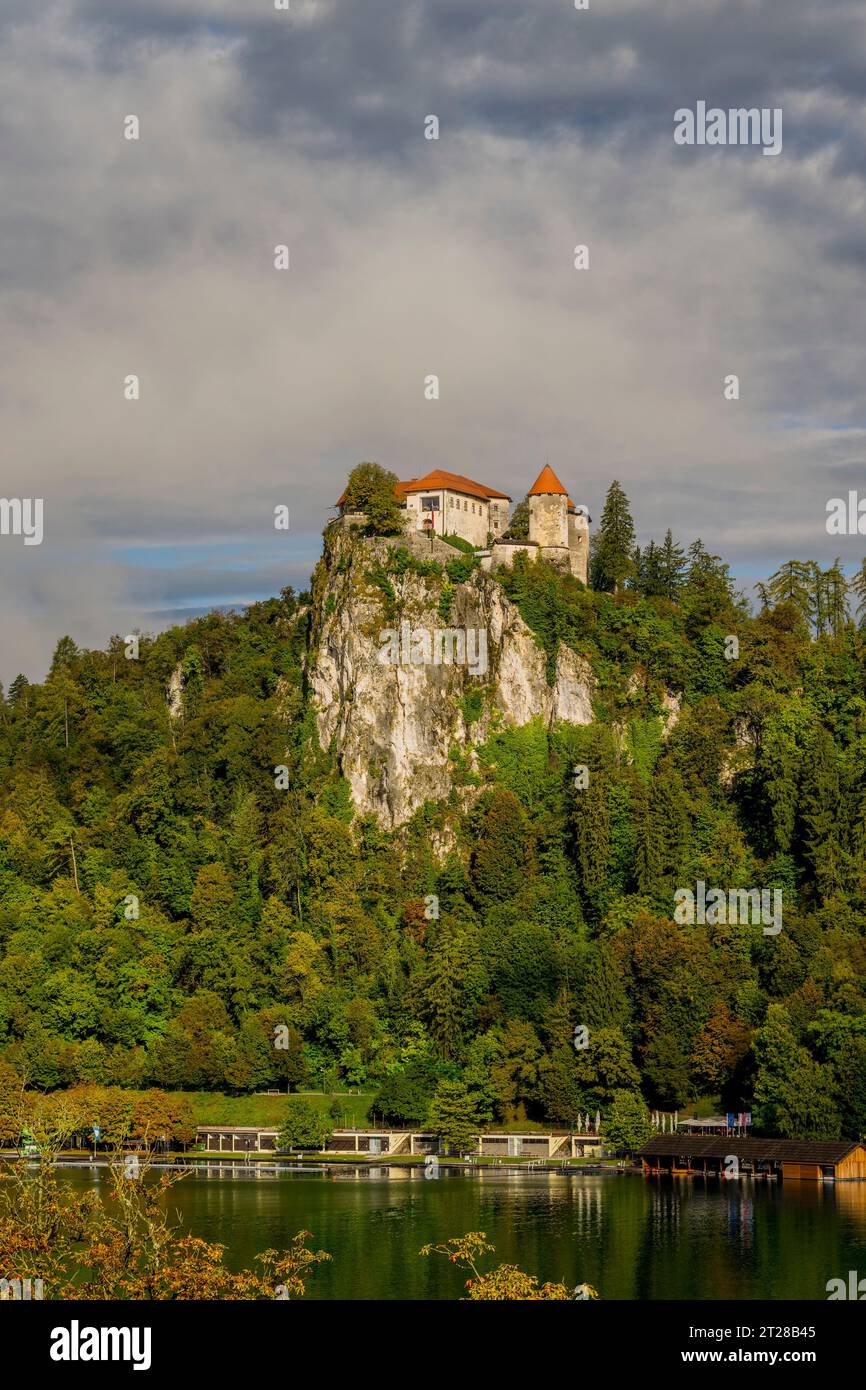 Blick auf den Bleder See mit dem Schloss Bleder, in Bled, Slowenische Alpen, Slowenien. Stockfoto