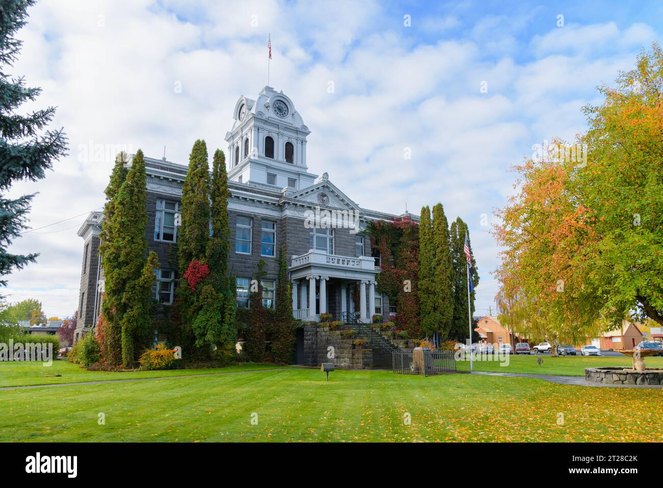 Prineville, OR, USA – 12. Oktober 2023; Crook County Courthouse in Central Oregon im Herbst mit Rasen Stockfoto