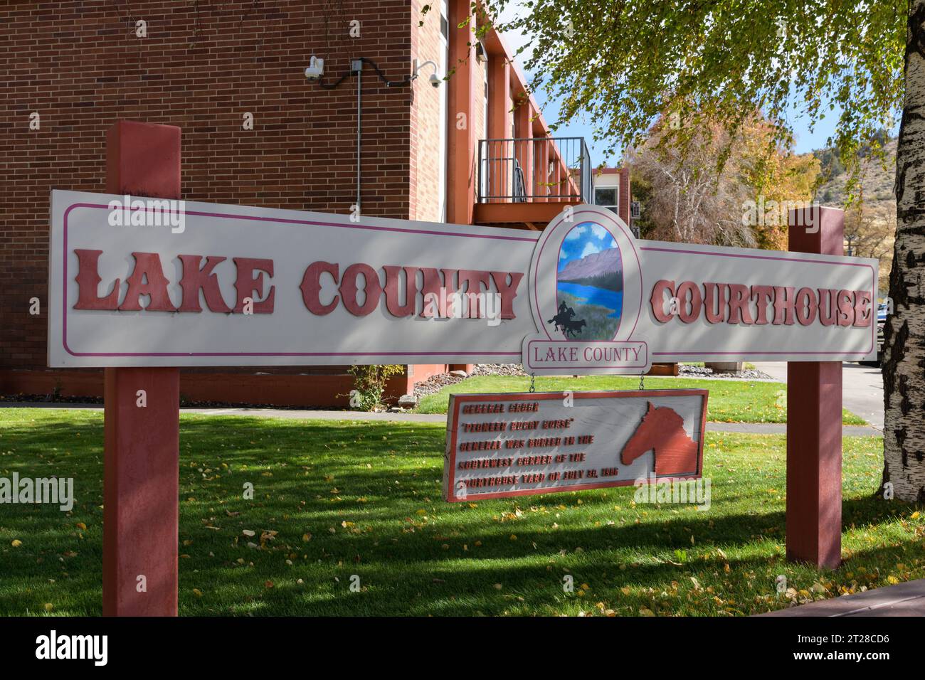 Lakeview, OR, USA – 14. Oktober 2023; Schild für das Lake County Courthouse in Lakeview, Oregon, mit Hommage an General Crook Stockfoto