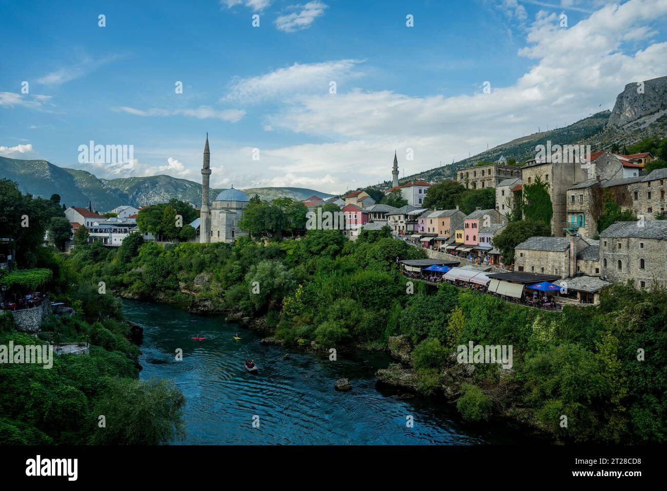 Blick auf die Stadt, den Fluss Neretva und die Koski Mehmed Pascha Moschee von der Stari Most, auch bekannt als Mostar Brücke, in der Altstadt von Mostar, Stockfoto