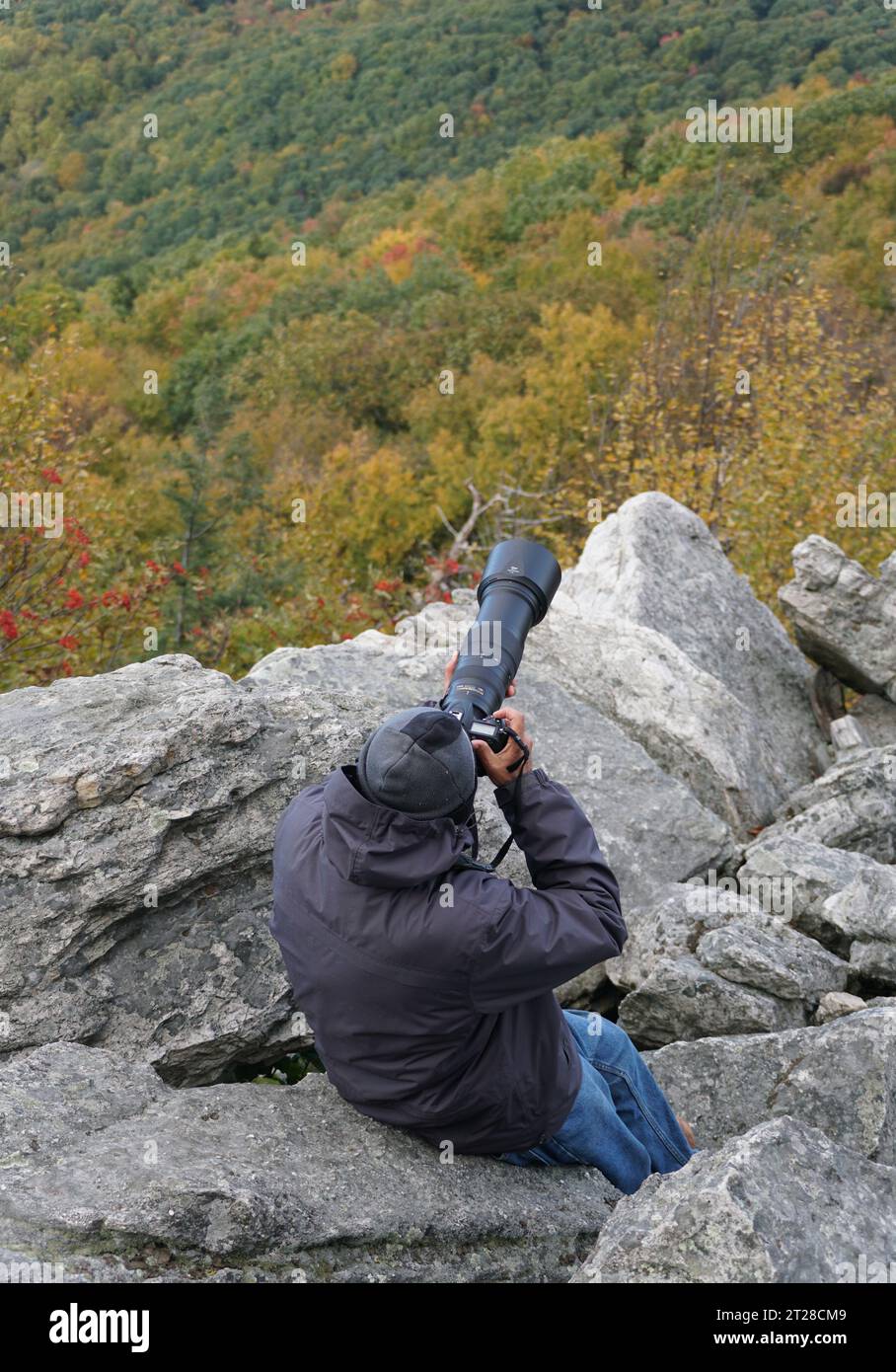 Hamburg, Pennsylvania, USA - 15. Oktober 2023 - Ein Mann, der mit seiner Langlinsenkamera von Hawk Mountain Wildvögel fotografiert Stockfoto