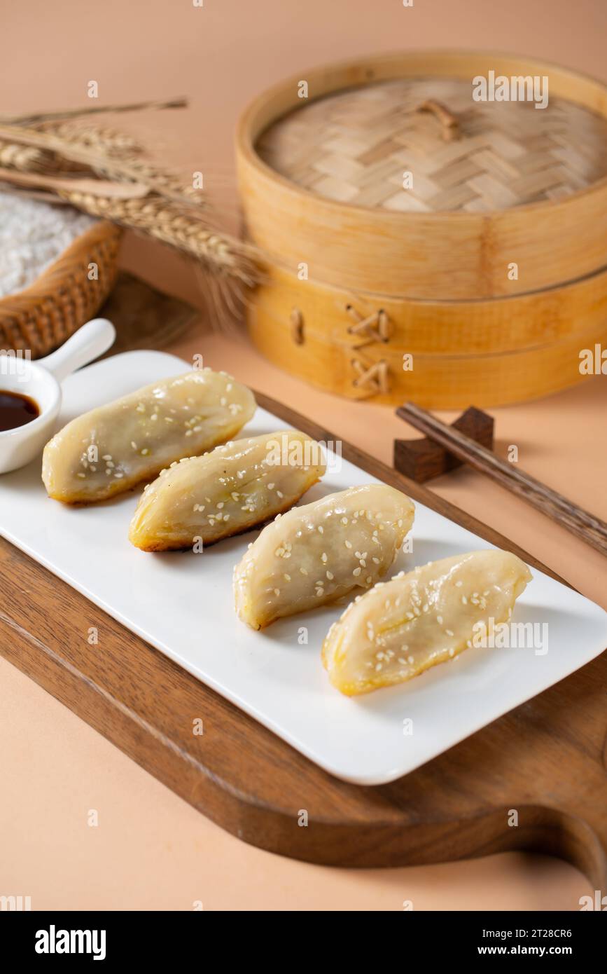 Chinesische Fleischknödel in der Pfanne, Gyoza (gegrillte Klöße nach japanischer Art) Stockfoto